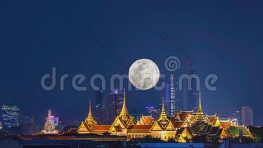 【参考译文】在泰国曼谷，漆黑的天空中，<strong>金色</strong>的宫殿和夜晚满月的法老庙的美丽